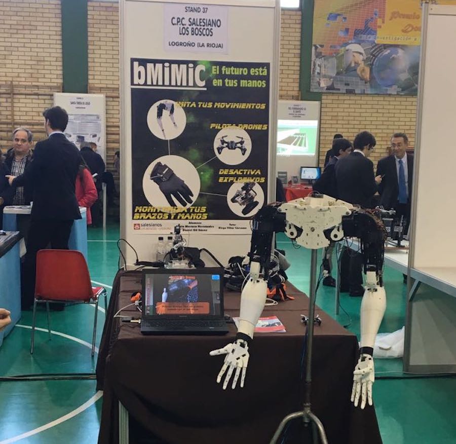 Un grupo de estudiantes españoles crea un traje con brazos biónicos 1 El traje con brazos biónicos que ha creado un grupo estudiantes españoles