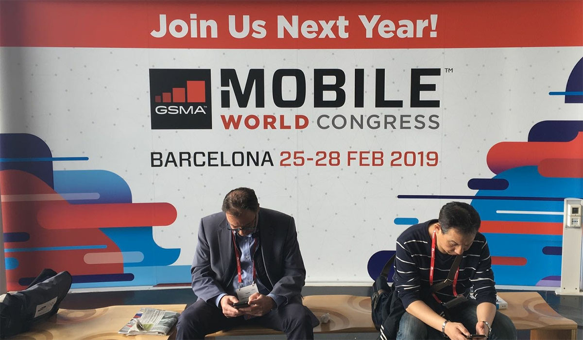 Aunque los avances de las redes 5G han copado este Mobile World Congress 2018, en este resumen vamos a centrarnos en los móviles y productos que sí van a estar en los mercados en los próximos meses. Productos tangibles y no solo infraestructuras que prometen mejorar nuestras experiencias virtuales y la conexión con nuestro entorno. Y es que ¿qué sería del MWC sin móviles? No te pierdas nuestro vídeo de repaso de este MWC de Barcelona de 2018. Samsung Y empezamos por el absoluto protagonista: el Samsung Galaxy S9 y su hermano mayor el S9+. Los terminales de Samsung han destacado gracias a su diseño, que ahora incluye un color morado de lo más llamativo, y sobre todo a su potencia y posibilidades fotográficas. El procesador está construido en 10 nm y tiene 8 núcleos, y está acompañado por 4GB de RAM en el S9, y por 6 GB de RAM en el S9+. En cuanto a lo fotográfico, estos móviles tienen apertura dual (f/2.4 y f/1.5) para conseguir una luminosidad extra en los entornos oscuros. Prácticamente puedes conseguir grandes resultados cuando apenas hay luz. Incluso incluyen una tecnología que elimina el ruido de las fotografías, para darle un punto extra de calidad a la fotografía. Además, pueden grabar vídeos a súper cámara lenta a 960 cuadros por segundo gracias a la memoria RAM extra que incluyen sus cámaras. Y por supuesto están los Emoji AR que imitan nuestros gestos y movimientos o el reconocimiento inteligente de comida de Bixby, capaz de identificar los alimentos y contar sus calorías. ZTE ZTE también ha llegado con un móvil bajo el brazo. Dos para ser exactos. Este es el ZTE Blade V9, con cuerpo metálico realmente llamativo gracias a su carcasa brillante posterior. Lo interesante es que incluye tecnologías y funciones propias de la gama alta a un precio asequible. Claro que su interior es comedido, con un procesador Snapdragon 450, aunque con 4 GB de memoria RAM. Su batería de 3.100 mAh, pantalla panorámica de 5,7 pulgadas FullHD+ y su doble sensor para hacer fotos bokeh cierran la ficha técnica. Todo ello por menos de 300 euros. Su versión más comedida es el Blade V9 vita. En este caso el terminal cuenta con acabados en plástico y una pantalla algo más reducida de 5,45 pulgadas, aunque FullHD+ también y de 18:9. Su ram puede ser de 2 o 3 GB y el procesador es el snapdragon 435. Eso sí, no se olvidan de la cámara dual. Y cuesta menos de 200 euros. Por supuesto también había un espacio para el reciente ZTE Axon M. Este curioso móvil cuenta con dos pantallas y es plegable. Las posibilidades son muchas, aunque es una propuesta muy atrevida. Solo apto para usuarios realmente cuidadosos con sus terminales, ya que las pantallas quedan siempre expuestas. Tienes todos los detalles en tuexperto.com. LG Paramos a LG, que ha aprovechado la feria de Barcelona para mostrar su versión más inteligente del LG V30, el V30S ThinQ. En él encontramos 6 GB de RAM como principal cambio en cuanto a la ficha técnica. Sin embargo el diseño, procesador, pantalla y batería siguen igual. Lo mismo que la ausencia de puerto Jack para auriculares. Sin embargo sí ha crecido en inteligencia, con sistemas de ayuda a la cámara fotográfica, permitiendo capturar mejores instantáneas sea lo que sea lo que se quiere capturar. O aunque se hagan fotos con poca luz. Es capaz incluso de detectar objetos en una foto para mostrar información sin tener que buscarla en Google. Por cierto, ahora también permite una mejor interacción con el Asistente de Google, pudiendo manejar los electrodomésticos inteligentes de LG desde el móvil con comandos de voz. El diseño sigue siendo exquisito. Alcatel Y no podemos olvidarnos de Alcatel, que es posiblemente la marca con más terminales en el MWC. El Alcatel 5 cuenta con pantalla infinita de 18:9 y resolución Full HD. Su procesador es el Mediatek Helio MT6750 y lo acompañan 3 GB de RAM y 3.000 mAh de batería. No se han olvidado del lector de huellas, la carcasa metálica, la doble cámara en el frontal. Además cuenta con tecnología de desbloqueo facial. Y, si hay tres personas en la escena para el selfie, el móvil pasa a su cámara gran angular y dispara automáticamente. También hay un Alcatel 3 con pantalla panorámica de 18:9, reconocimiento facial, lector de huellas y cristal curvado en el frontal. Pero si sus 5,5 pulgadas y resolución HD+ se te quedan cortos puedes pasar al modelo Alcatel 3C, que sube hasta las 6 pulgadas. De nuevo con pantalla fullview o panorámica de 18:9. Solo tiene 1 GB de Ram, pero es realmente completo como gama media. Y si apostamos por una doble cámara fotográfica tampoco nos olvidamos del Alcatel 3V, con acabado metálico, pantalla infinita de 6 pulgadas y resolución 2K y 2 GB de RAM, que no deja de ser un móvil con precio de gama de entrada. Por último está el Alcatel 1, con diferentes variantes, pero con un denominador común. Android Go Oreo. Y todas las aplicaciones de Google con el apellido Go. Esto significa tener un móvil con precio de gama de entrada que se mueve siempre fluido y que es capaz con una ficha técnica ajustada. No le falta de nada aunque su ficha técnica no destaque sobre el papel. Motorola Y le toca el turno a Motorola. Esta empresa sigue apostando por los Moto Mods o complementos de Su Moto Z y Moto Z2 Play. Elementos que se acoplan en el dorso del móvil para añadir controles y transformar el dispositivo en una consola. O incluso para hacer lecturas biométricas del usuario. Incluso hay una capaz de imprimir fotos al más puro estilo Polaroid. La variedad sigue creciendo, y en este MWC de Barcelona hemos podido verlos absolutamente todos. Junto a ello sí se ha presentado el Motorola Moto 5G Plus, con cuerpo de metal, doble cámara, procesador de 8 núcleos y batería de 3.000 mah con carga rápida. Un gama media de lo más apetitoso gracias a su rendimiento y acabados. Sony Por su parte Sony buscaba destacar en este evento. Y lo ha hecho con el Xperia XZ2, rompiendo los moldes rectangulares habituales de su diseño. Recorta el tamaño de los marcos, aunque sin lograr lo que otros fabricantes han conseguido con sus pantallas FullView. Son 5,7 pulgadas en 18:9, con resolución FullHD+. Por supuesto integra el último procesador de Snapdragon, el 845, y lo acompañan 4 GB de memoria RAM. No le falta potencia y su pantalla con tecnología HDR es capaz de mostrar más y mejor los colores de cualquier escena. Además sigue apostando por la fotografía y por las funcionalidades de vídeo a supercámaralenta en resolución Full HD, e integra, como su modelo anterior, el escáner de rostros. Y, si queremos todo esto, pero en un tamaño de bolsillo, también tenemos la versión Compact. Tan solo reduce la pantalla a 5 pulgadas y la batería pasa de 3.180 a 2.870 mAh. Lo mismo que su precio, que pasa de 800 a 600 euros. Huawei En esta ocasión Huawei no ha presentado ningún móvil. Pero sí toda una familia de tabletas. Las Huawei MediaPad M5 llegan con 8 y 10 pulgadas de pantalla. Además hay una versión Pro de 10 pulgadas que incluye el lápiz M-Pen, con el que dibujar, escribir o moverse por los menús. Detecta más de 4.000 puntos de presión y también reconoce la inclinación. Así que la experiencia es de lo más realista. De estas tabletas destaca sobre todo el sonido envolvente 360 gracias a los altavoces Harman/Kardon, lo que las hace especialmente útiles para el ocio, aunque su potencia permite aprovecharlas como un ordenador si se le conecta un teclado magnético. Además Huawei ha presentado el portátil MateBook X Pro, que ha sido el verdadero protagonista de su stand. Un portátil o notebook realmente fino con 1,3 kg de peso que integra una pantalla táctil sin apenas bordes. Y tiene sorpresa en el teclado, donde incluye la webcam. El diseño es realmente bonito, siguiendo las líneas de lo visto en Apple. Su potencia gráfica, su conectividad con Thunderbolt y su sonido Dolby Atmos lo hace útil para trabajar o jugar. Eso sí, sus precios superan los 1.400 euros. Lenovo Lenovo tampoco ha llevado móviles a esta feria. Pero sí dos nuevos portátiles de la familia Yoga. El Yoga 730 y el Yoga 530. Ambos cuentan con su característica flexibilidad para ser utilizados como portátil, como caballete o como tableta. Lo interesante es que integran la última generación de procesadores de Intel, y una gráfica que prácticamente los convierte en ordenadores para el gaming o para jugar. Se puede trabajar y llevar a cabo cualquier tipo de tarea de oficina o de edición en ellos sin que se despeinen. Y todo ello en un tamaño realmente compacto y con un diseño de lo más elegante. Sus cuerpos son metálicos y sus precios Rondan los 1.300 euros, dependiendo de las configuraciones. Apenas cuentan con marcos y tienen lector de huellas para más seguridad. Además hay un nuevo convertible 2 en 1, la Lenovo Miix 630, que ya se dejó ver en el CES de las Vegas. Es una tableta con teclado magnético y lápiz óptico realmente capaz. Puedes dibujar, diseñar o editar en él sin perder la portabilidad de una tableta. Todo ello con el sistema operativo Windows. TP-Link Y cerramos con las opciones de TP-Link, que sigue apostando por el mundo móvil, pero también por los hogares conectados. El Neffos N1 es su nuevo móvil estrella, que, con un precio de gama media de 400 euros, ofrece características como cuerpo metálico, pantalla de 5,5 pulgadas FullHD, 4 GB de memoria RAM, cámara dual y lector de huellas. En su stand también hemos visto los habituales enchufes inteligentes, pero también las nuevas bombillas que se controlan desde el móvil. O su sistema para crear una red WiFi por toda la casa con cierto estilo, el router Deco M6, e incluso un sistema de vigilancia con una cámara realmente pequeña con altavoz incorporado que puedes controlar desde el móvil. Elementos que además se podrán controlar con el asistente de Google o de Amazon con solo una orden de voz. Así es como se imagina la casa del futuro TP-Link.