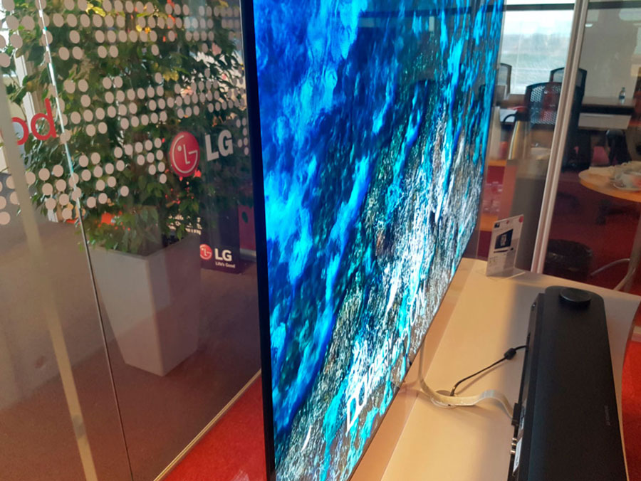 Así es el televisor más pequeño del mundo: tiene el tamaño de una uva y una  pantalla OLED