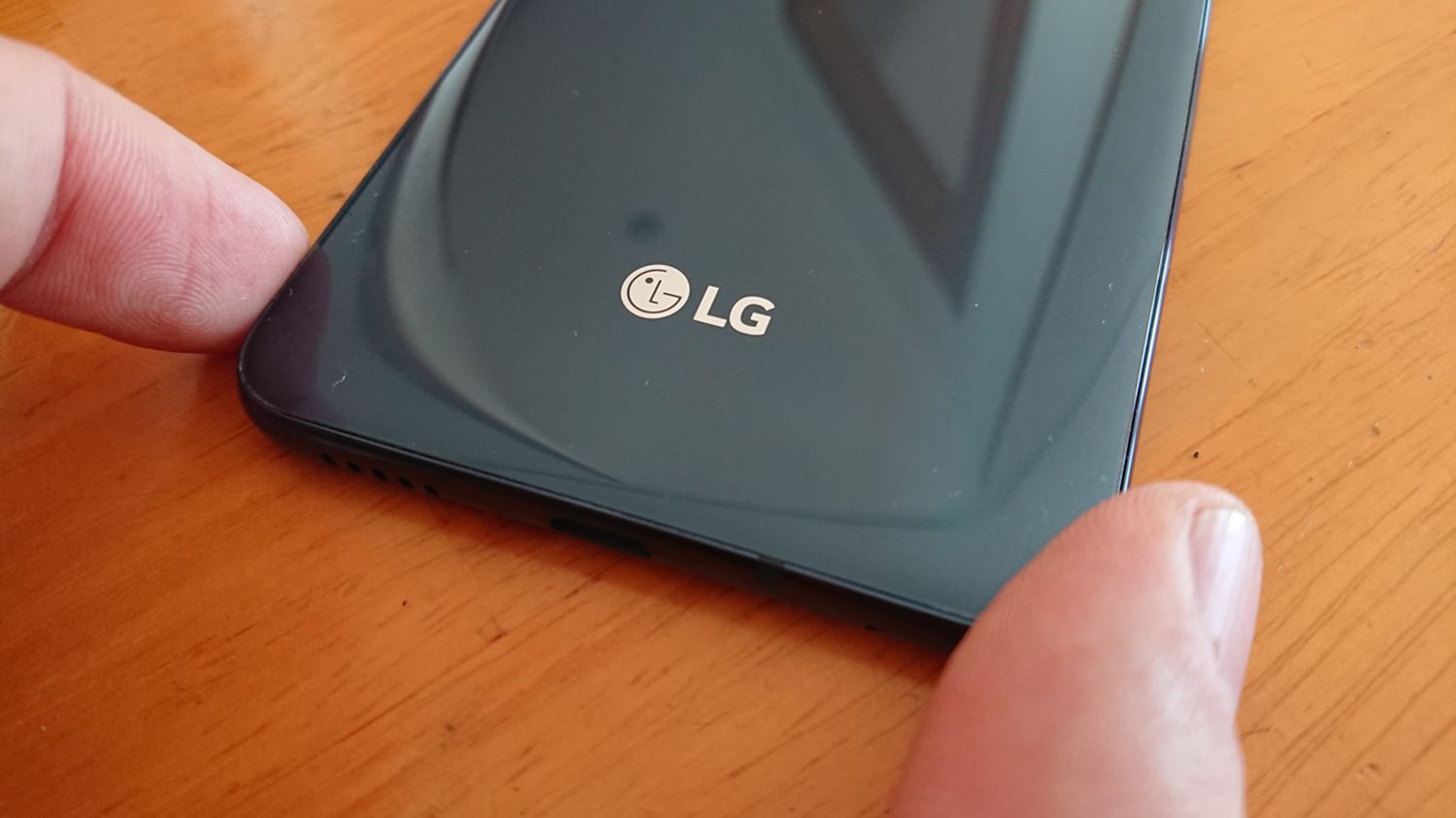 Logo de LG en el V30 en la parte baja de la carcasa