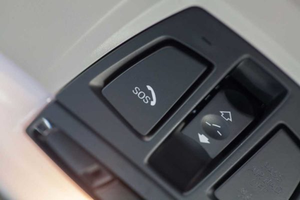 Ecall, así funciona el nuevo botón obligatorio de emergencia en los coches
