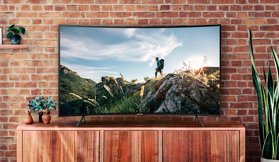5 teles curvas UHD de Samsung que puedes comprar por menos de 1000 euros NU7305 en salón