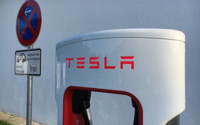 Tras los despidos, Tesla cerraría una docena de centros de energía solar