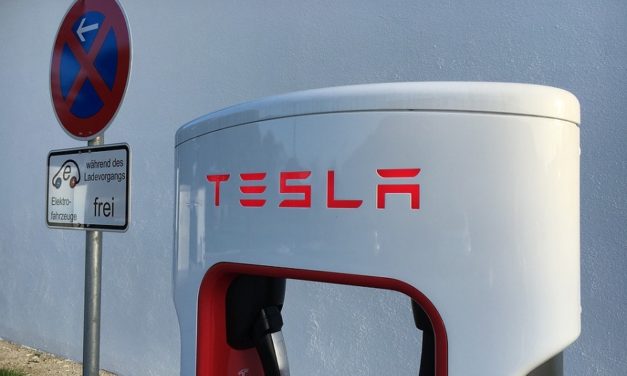 Tras los despidos, Tesla cerraría una docena de centros de energía solar