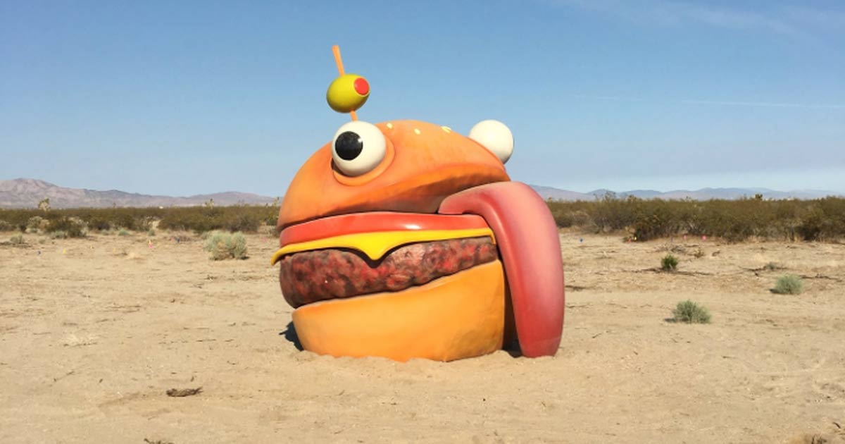 La hamburguesa gigante de Fortnite que terminó en mitad del desierto