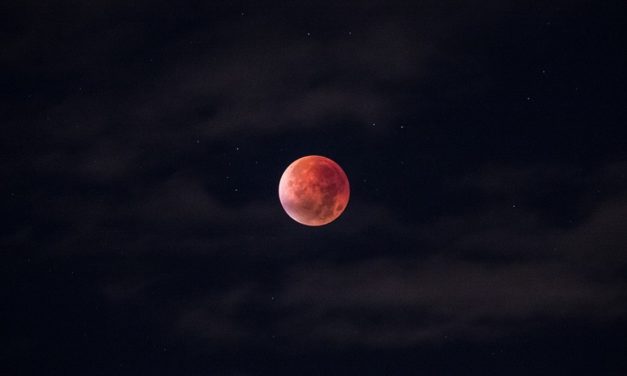 5 gadgets para disfrutar del eclipse de luna total del viernes