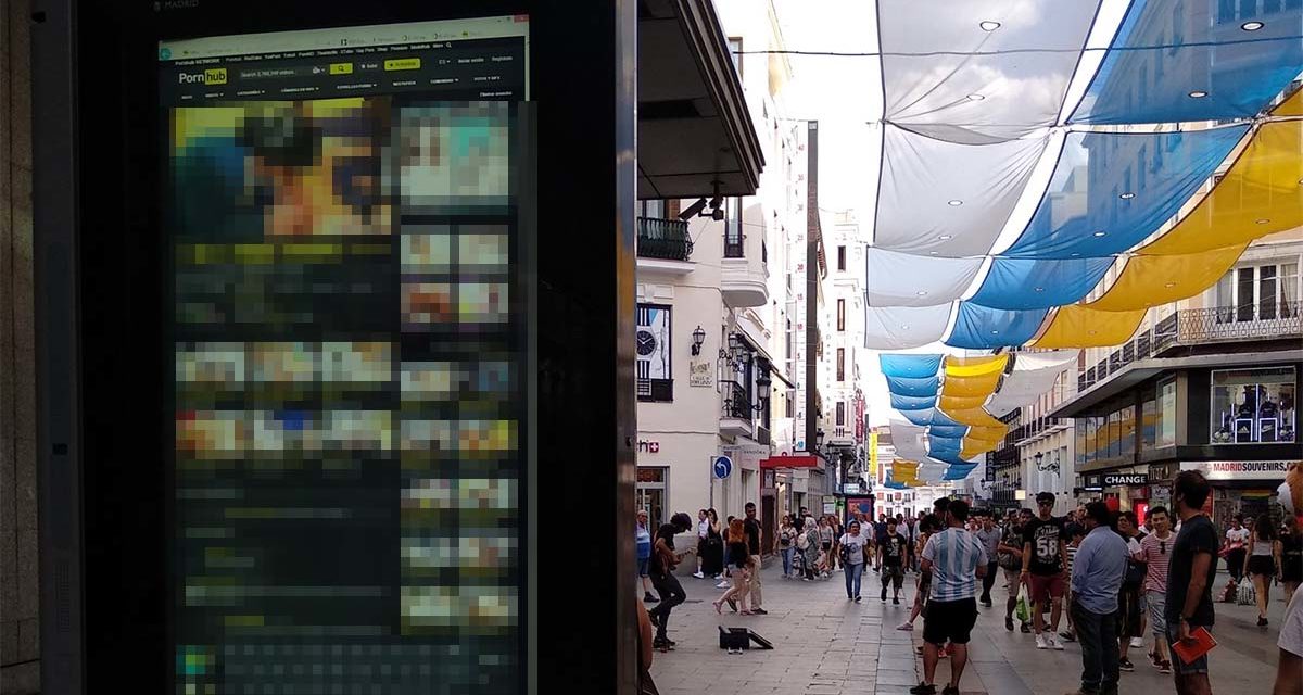 Un hacker logra colar un vídeo porno en la pantalla de una tienda en Madrid