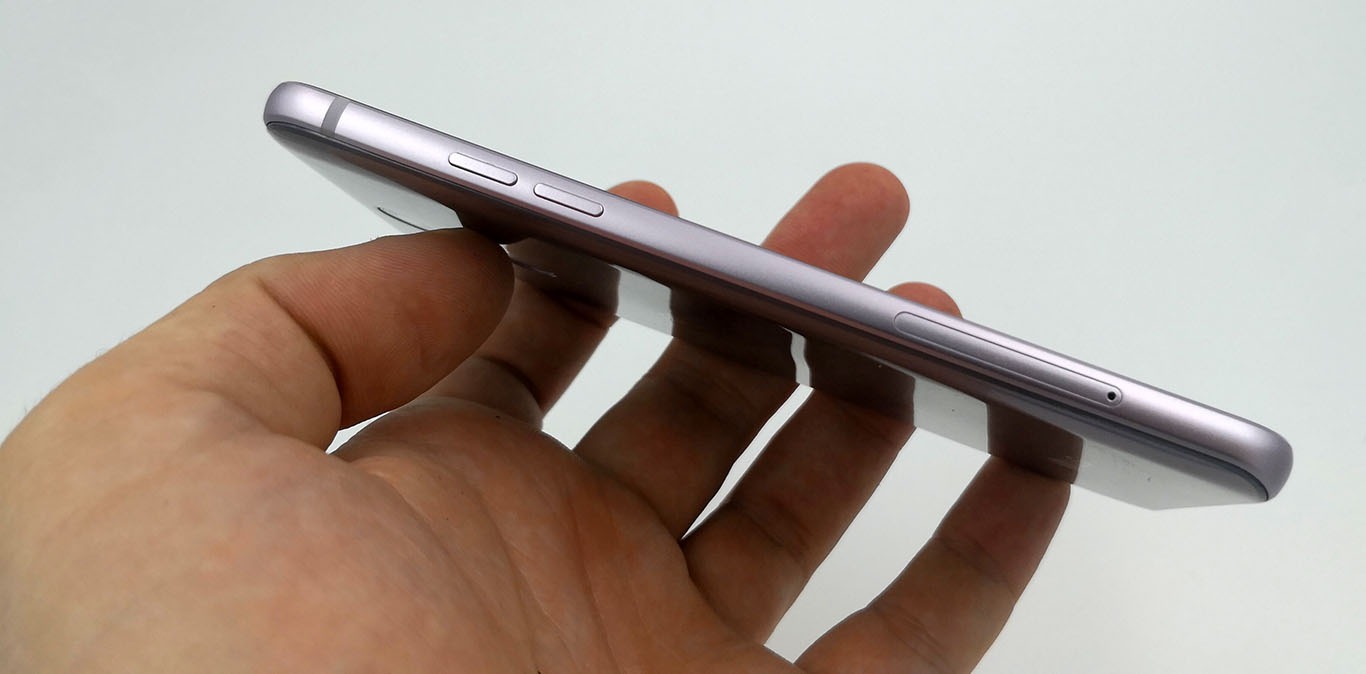 LG Q7 lateral