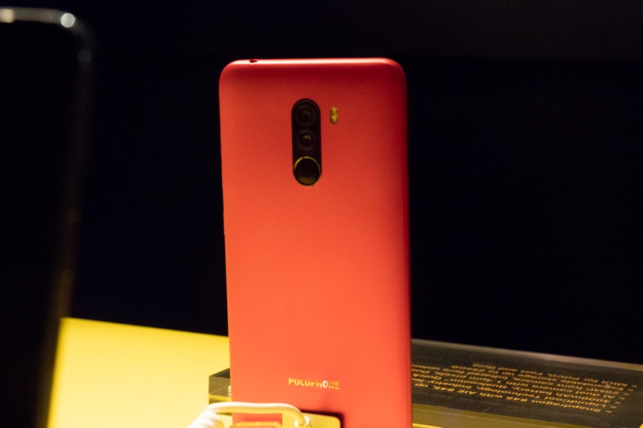 primeras impresiones POCOPHONE F1 trasera en rojo