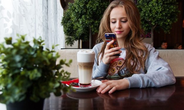 Los adolescentes prefieren hablar por WhatsApp o chat que en persona