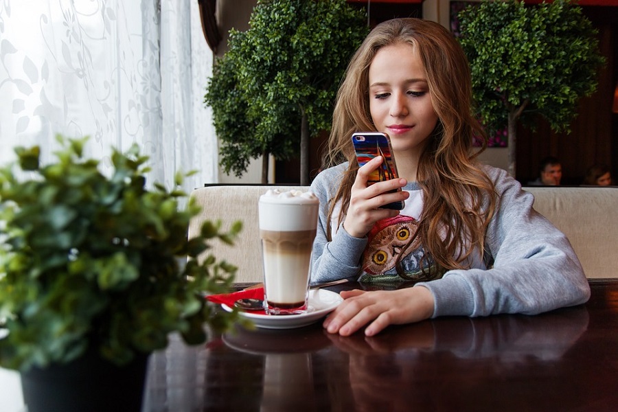 Los adolescentes prefieren hablar por WhatsApp o chat que en persona