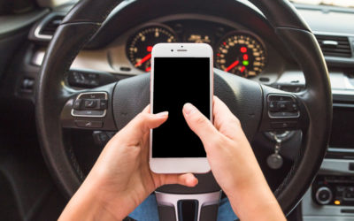 El conductor que usa el móvil, incluso con manos libres, no ve el 40% de las señales
