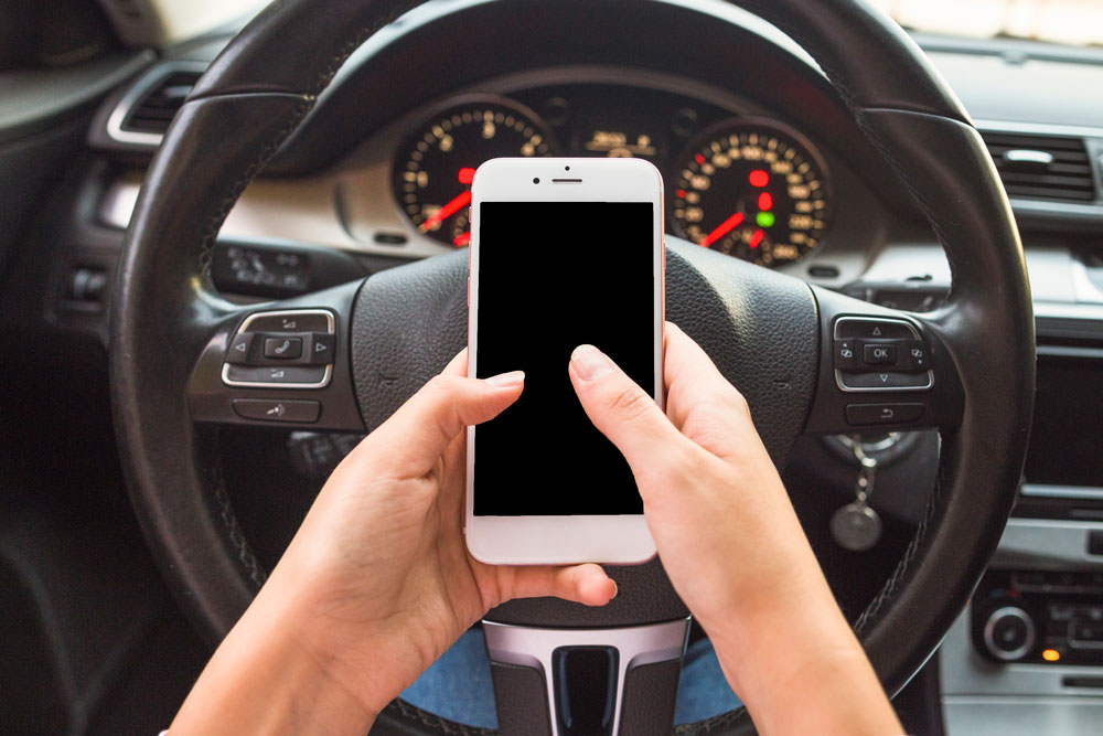 El conductor que usa el móvil, incluso con manos libres, no ve el 40% de las señales