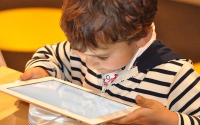 Un estudio recomienda dos horas como máximo de móvil y tableta para los niños