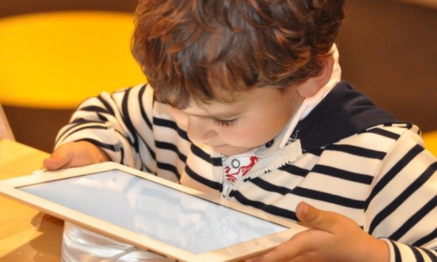 Un estudio recomienda dos horas como máximo de móvil y tableta para los niños