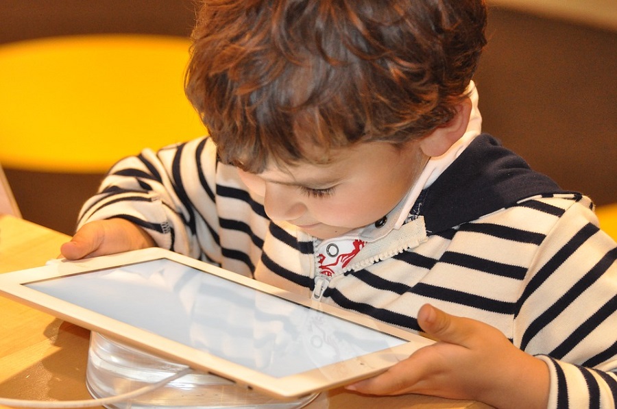 Un estudio recomienda dos horas como máximo de móvil y tableta para los niños