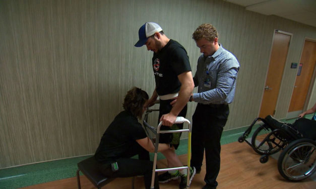 Desarrollan un implante electrónico que ayuda a las personas parapléjicas a andar
