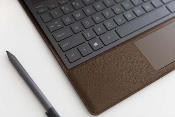 HP Spectre Folio, un portátil 2 en 1 cubierto de cuero