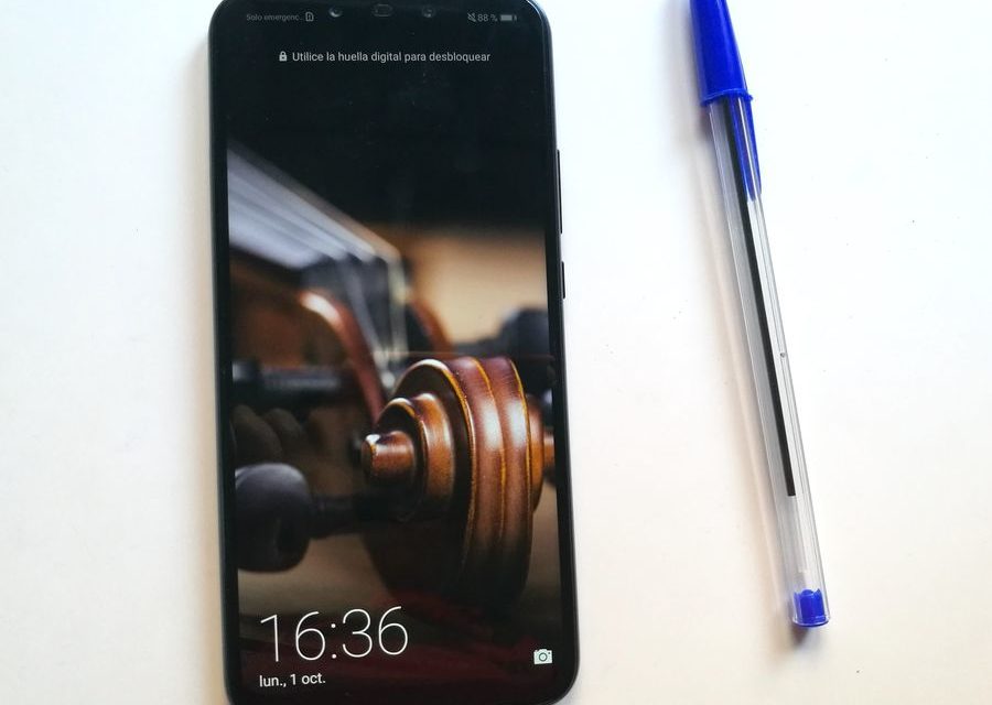Cómo navegar con el lector de huellas en el Huawei Mate 20 Lite