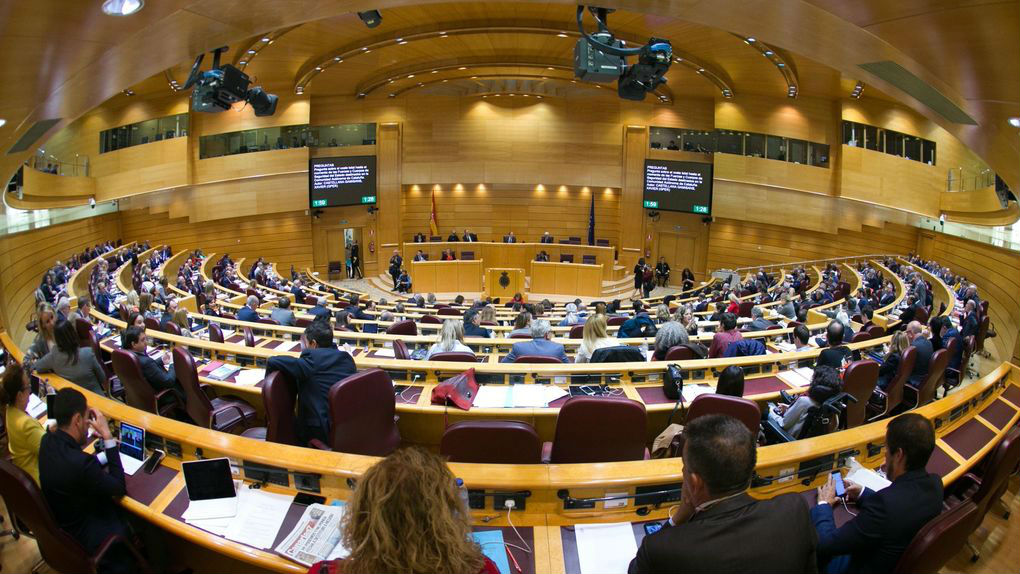 Los políticos españoles podrían enviarte SMS y WhatsApps de propaganda sin tu consentimiento