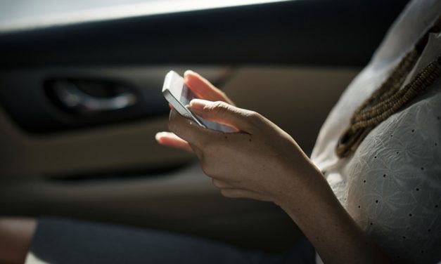 500 personas murieron en España en 2017 por usar el móvil en el coche