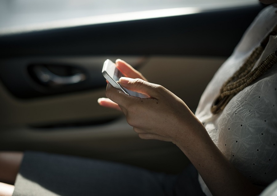 500 personas murieron en España en 2017 por usar el móvil en el coche 1 movil-coche