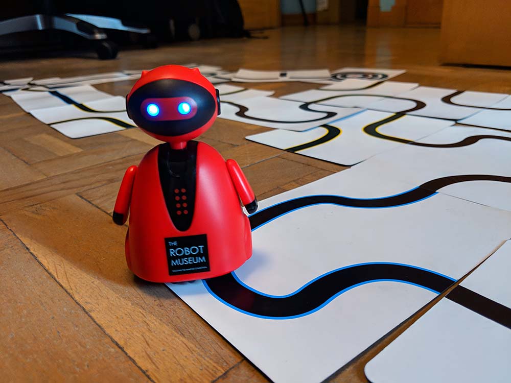 Probamos Tracky, el juego de cartas que mezcla ingenio y tecnología 2 tracky robot movimiento