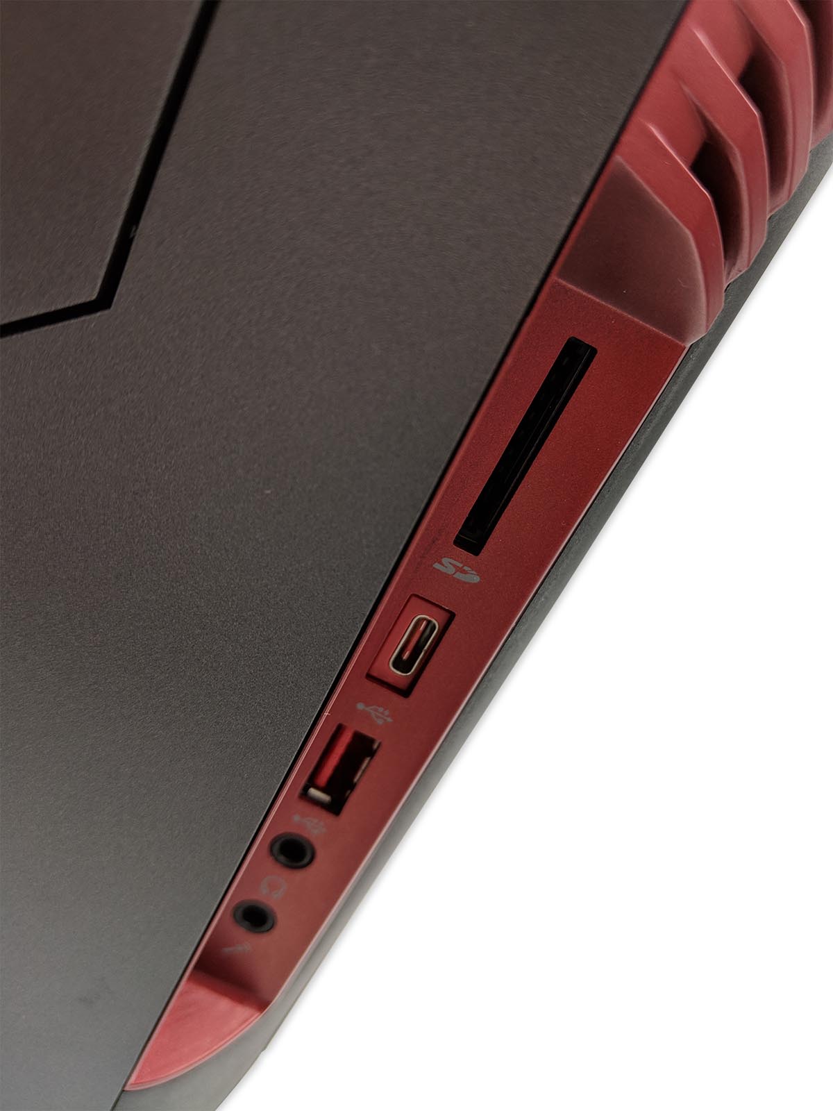 Acer Nitro 50 N50-600, análisis a fondo 4 Acer Nitro 50 conexiones delanteras