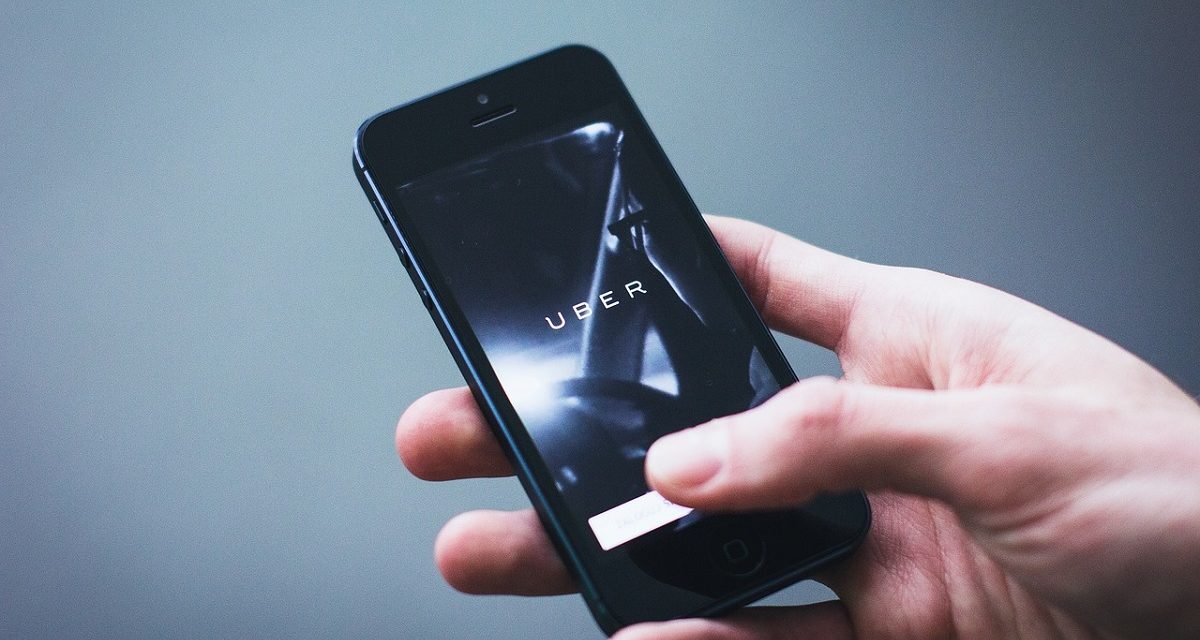 Uber baneará a los conductores con baja calificación y suspende el servicio en Valencia