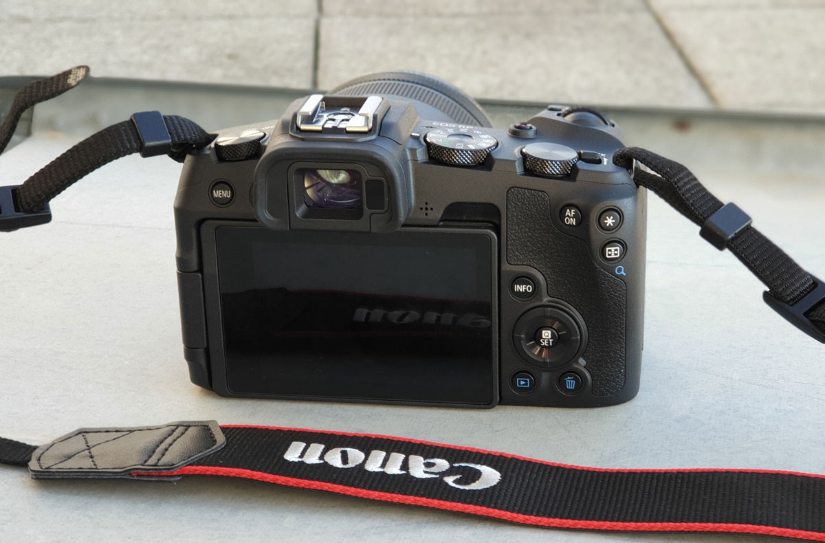 lanzamiento Canon EOS RP trasera