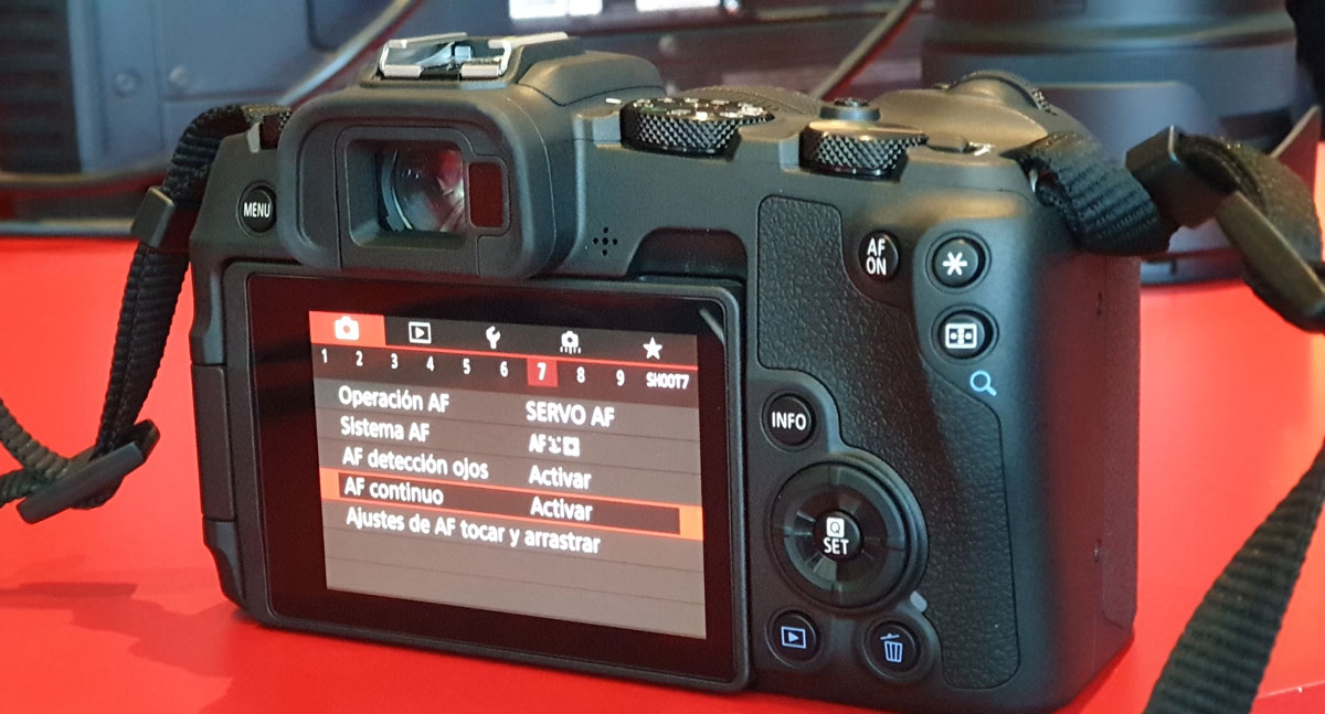 lanzamiento Canon EOS RP pantalla