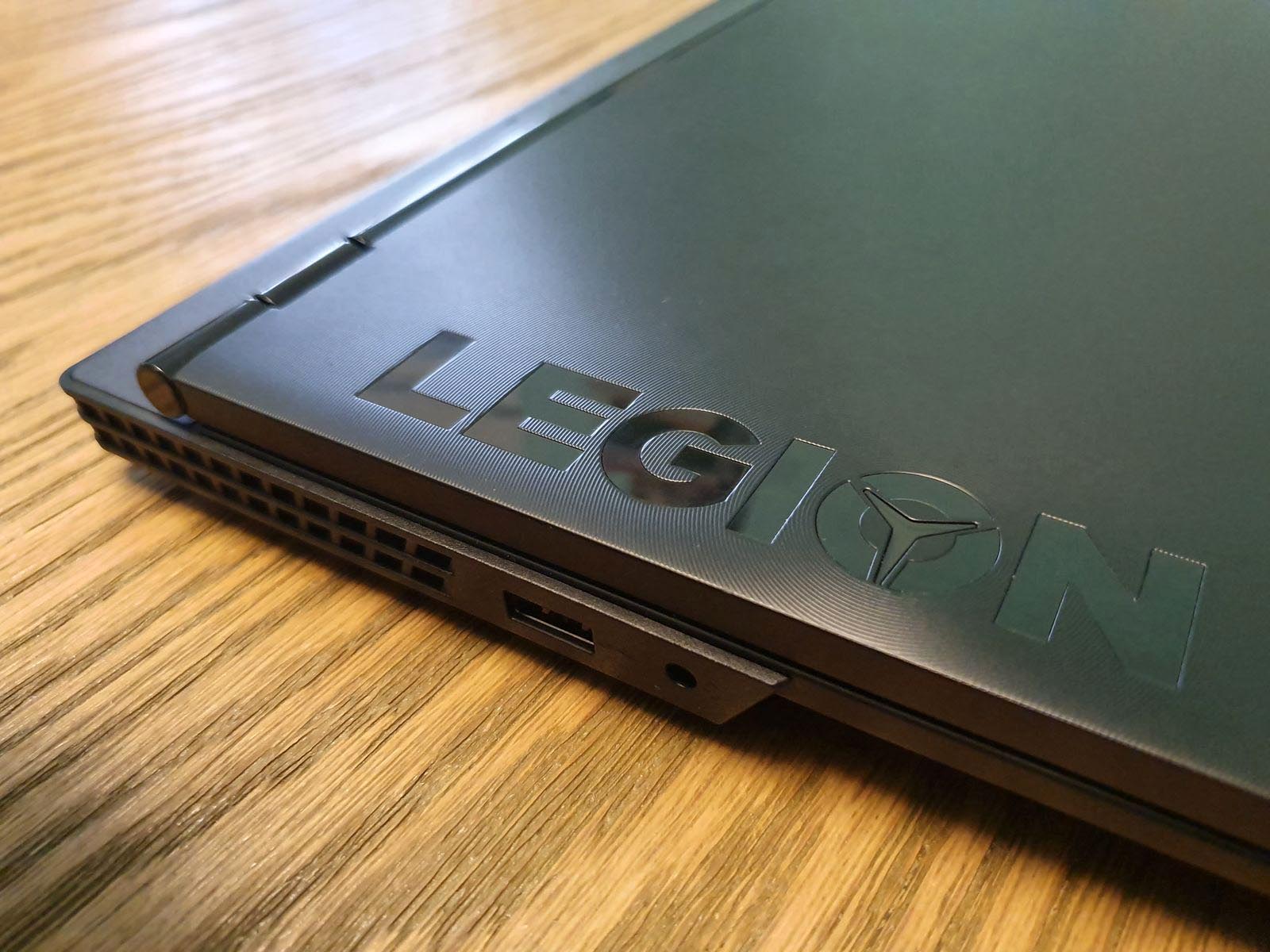 Lenovo-Legion-Y530 con el logo de la marca