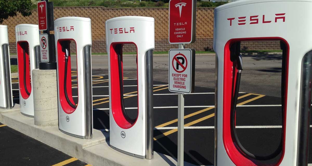 ¿Cuánto tardan los nuevos supercargadores de Tesla en recargar un coche eléctrico?