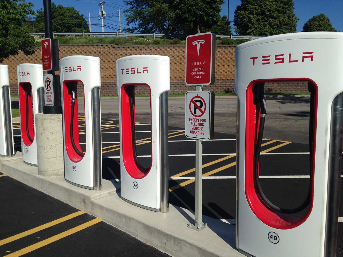 ¿Cuánto tardan los nuevos supercargadores de Tesla en recargar un coche eléctrico?