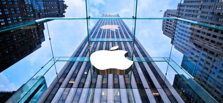 No una, sino dos investigaciones han sido abiertas en el seno de la Comisión Europea para analizar qué está haciendo Apple con dos de sus servicios en el ámbito de la libre competencia. Tanto la App Store, la tienda de aplicaciones desde donde descargar herramientas y juegos en el iPhone y el iPad, como Apple Pay, el servicio de pagos desde el móvil, podrían estar incurriendo en un monopolio. Algo que Europa no quiere permitir, y por lo que está revisando tanto el funcionamiento como las políticas de estos dos servicios. Además de otras prácticas relacionadas. App Store En el caso de la tienda de aplicaciones, Europa indagará en el funcionamiento de este mercado. Y es Apple podría estar actuando de manera ilegal al promover sus propios servicios en detrimento del resto de aplicaciones y herramientas que distribuye en la App Store. Todo ello viene dado por la cuota que Apple cobra a todos los servicios que se anuncian, venden y ofrecen en su propia aplicación. Apple se queda con el 30 por ciento de cada venta a través de la App Store. Y esto puede ser una desventaja para servicios que vendan contenidos como libros y otros formatos digitales y que estén presentes en la App Store. Es el caso concreto de Rakuten, quien denunció en marzo a Apple ante la Comisión Europea por su filial Kobo, destinada a la venta de libros y audiolibros. Si el usuario se hiciera con Kobo y pagase sus contenidos o su suscripción desde fuera de la tienda de Apple, Rakuten no vería recortado ese 30 por ciento de sus beneficios. Un pellizco bastante grande y que denuncian como injusto. Pero no es el único motivo. Ni son la única empresa que ha levantado la liebre. Algo similar pasa en Spotify, viéndose obligada a aumentar el precio de sus suscripciones si quieren asumir esa comisión tan alta, lo que les impediría competir contra Apple Music. Es por eso que las denuncias de Rakuten y Spotify tienen una doble vertiente. Por un lado el pago abusivo de esa cuota del 30 por ciento. Por otro, el incurrimiento en prácticas de monopolio que ponen a los propios servicios de Apple tales como Apple Music y Apple Books por delante del resto de aplicaciones, que han de subir costes para poder ofrecerse en App Store. Y eso no es todo. Europa también revisará por qué Apple no informa o permite a las empresas informar a los usuarios de iPhone de la posibilidad de contratar servicios y suscripciones de esas mismas aplicaciones fuera de la App Store. A través de sus propias páginas webs, por ejemplo, donde los precios pueden ser más baratos con tal de no asumir ese 30% obligatorio que Apple impone. Un coste que, asegura, recoge para el mantenimiento de la App Store. Apple, por su parte, no creen que sea correcto, “queremos mantener un campo de juego equilibrado donde cualquiera con determinación y una gran idea pueda tener éxito”, afirman en un comunicado del que se ha hecho eco Expansión. Y añaden que "es decepcionante que la Comisión Europea presente reclamaciones infundadas de una serie de compañías que simplemente quieren ir por libre y no jugar con las mismas reglas que todos los demás”. Apple Pay La cosa no queda solo en su tienda de aplicaciones. La segunda investigación de la Comisión Europea se centrará en las políticas y servicio de Apple Pay. Una herramienta que permite pagar con el móvil o con el reloj Apple Watch sin necesidad de llevar la tarjeta de débito encima. Un servicio contactless cuyas condiciones a las empresas que lo integran podrían estar violando las normas europeas de la Competencia, reduciendo la innovación en el mercado. Y hay más. Y es que es la única opción disponible en la función tocar y pagar de iPhone. Para la Comisión Europea, además, esta situación daría ventaja a Apple sobre los servicios de sus competidores. No solo por la cuota del 30% y la desigualdad de costes y precios, sino por toda la información recibida acerca de las actividades y ofertas de estas empresas competidoras. Ya que los usuarios se deben suscribir a través de la App Store, Apple conocería datos valiosos de aquellos servicios, pudiendo así aprovechar esa situación de ventaja para sus propias herramientas.