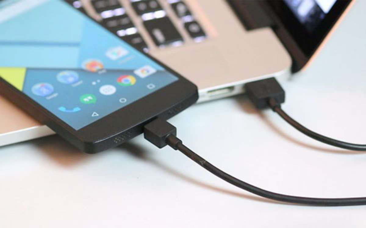 6 consejos para evitar que la batería de tu móvil se dañe 2 Cargar-movil-ordenador