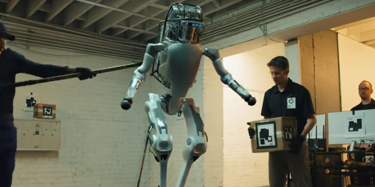 El vídeo viral de robots maltratados que está triunfando en redes sociales