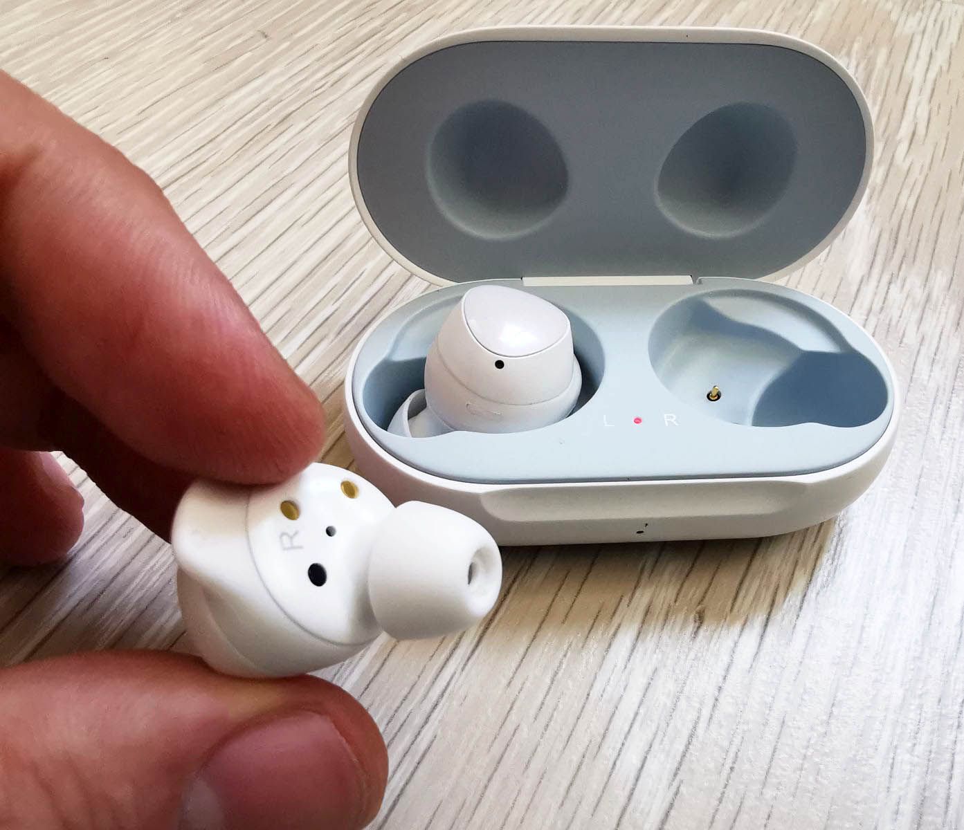 Samsung Galaxy Buds fuera de la caja el derecho