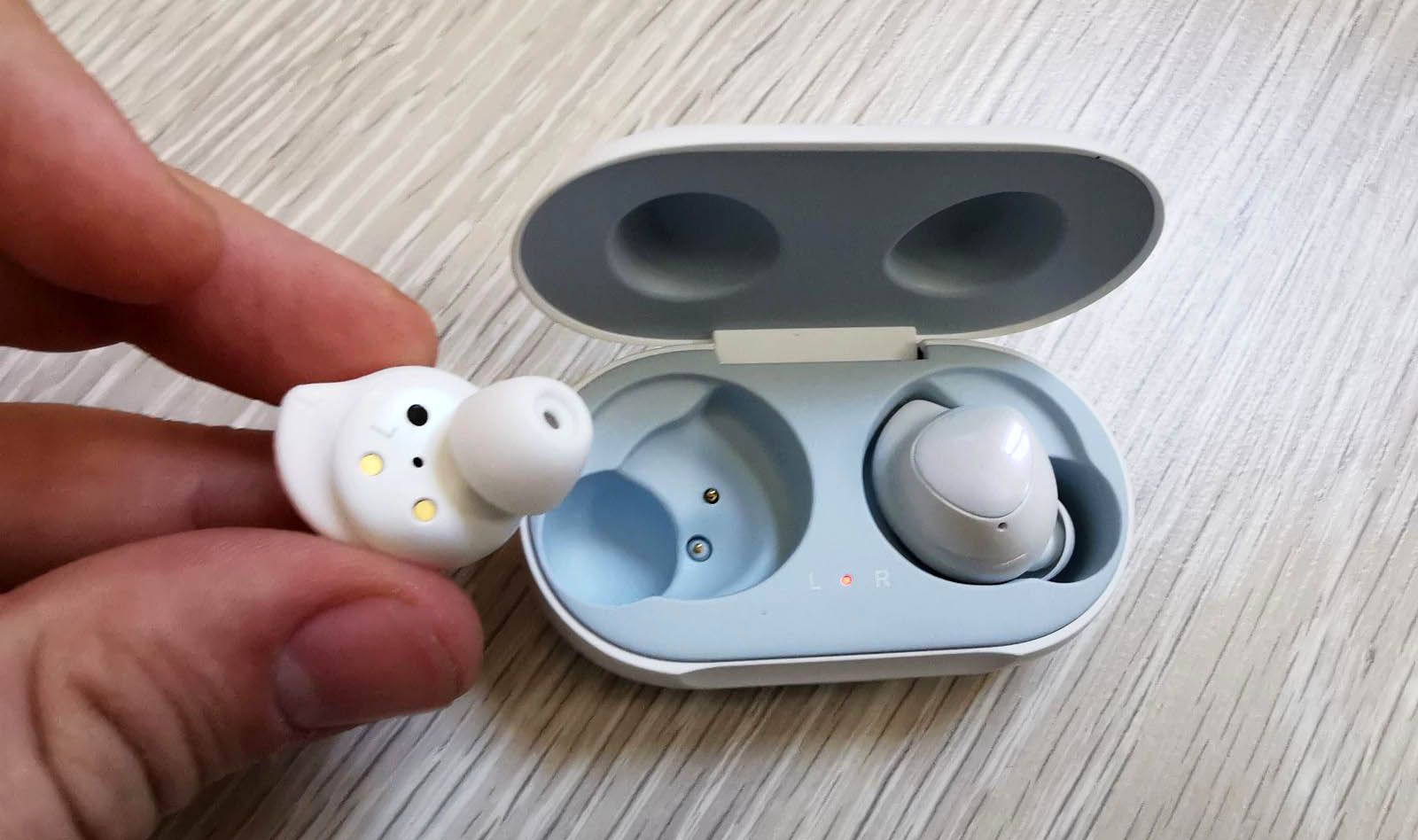 Samsung Galaxy Buds fuera de la caja