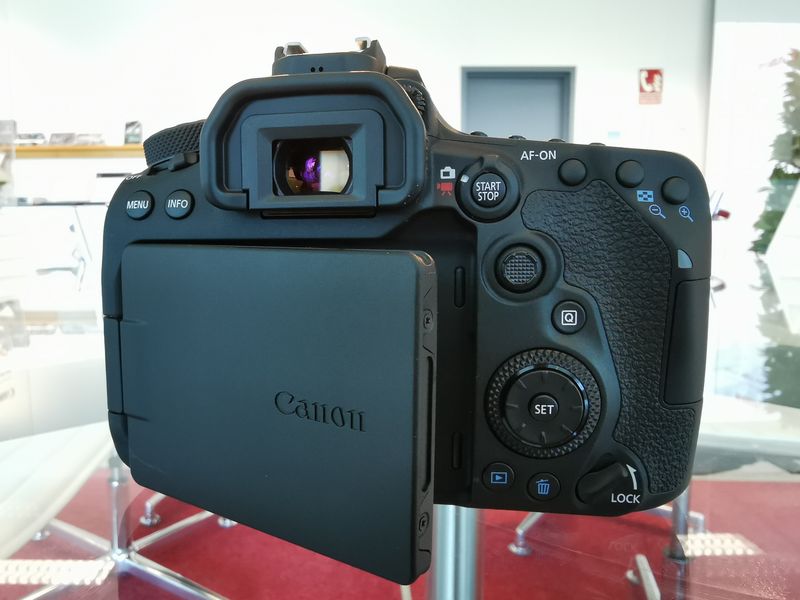 Canon-EOS-90D vista trasera