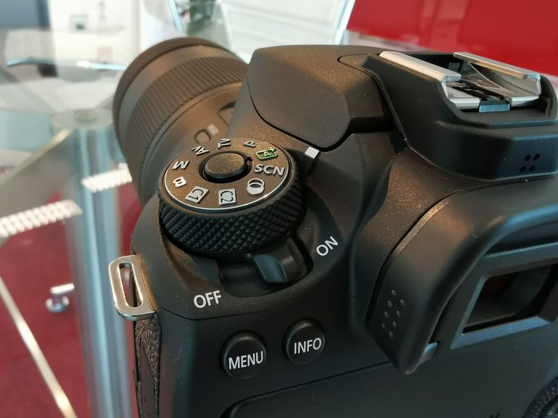 Canon EOS 90D detalle rueda