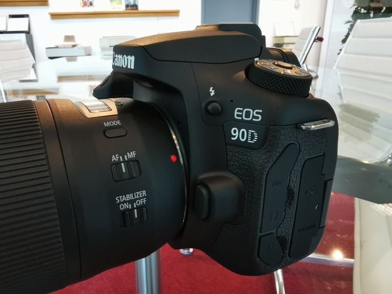 Canon-EOS-90D lateral