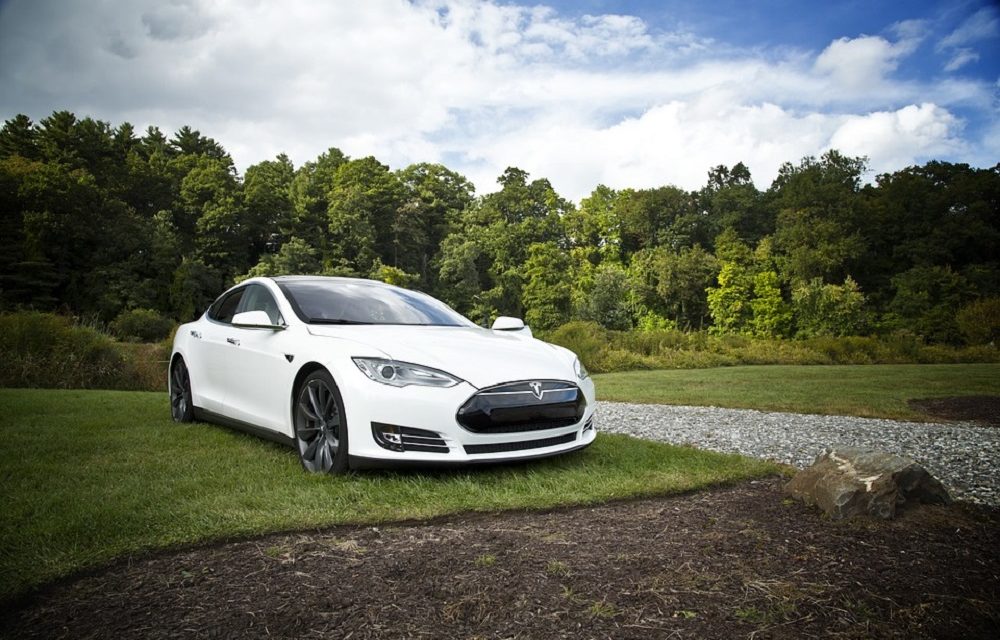Así arde un coche eléctrico Tesla tras chocarse contra un camión