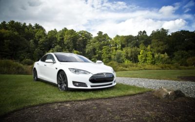 Así arde un coche eléctrico Tesla tras chocarse contra un camión