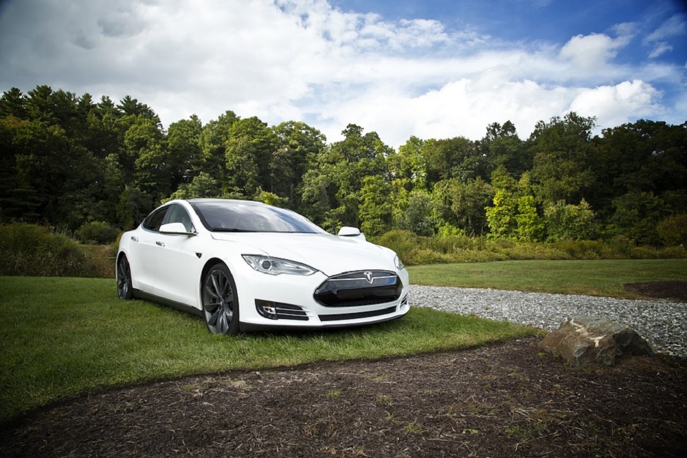 Así arde un coche eléctrico Tesla tras chocarse contra un camión