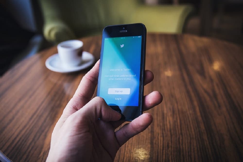 Twitter admite que compartió información de usuarios sin consentimiento