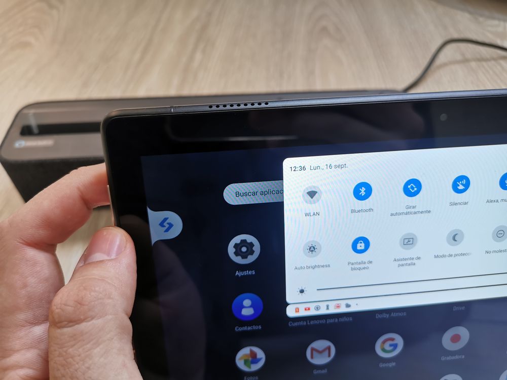 Lenovo Smart Tab P10 en mano