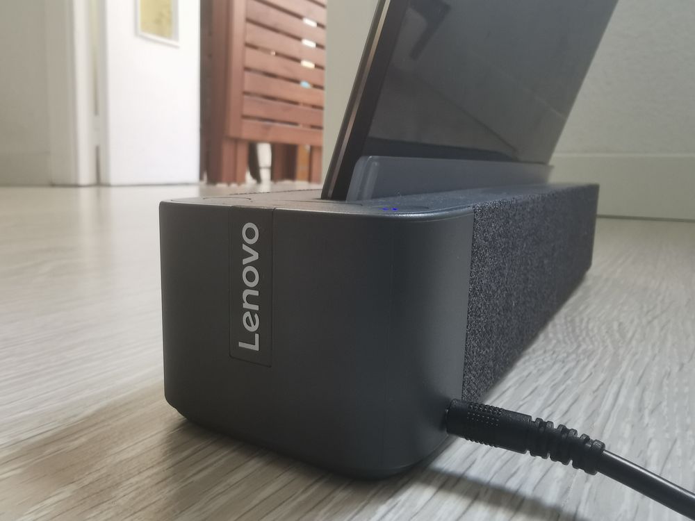 Lenovo Smart Tab P10 detalle base altavoz