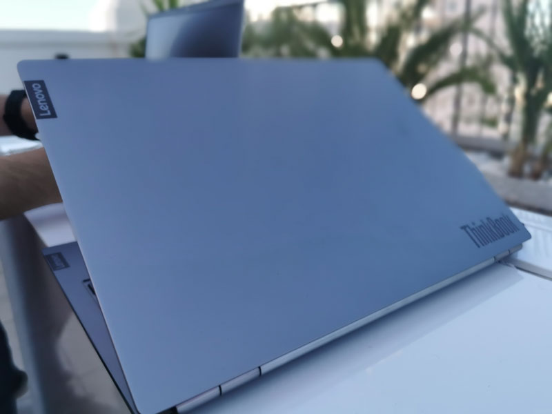 nuevo Lenovo ThinkBook 14 trasera