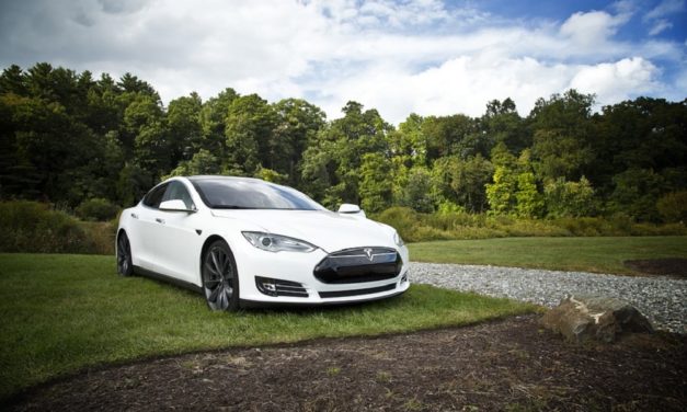 La app de Tesla deja sin entrar a los usuarios de los coches por mantenimiento
